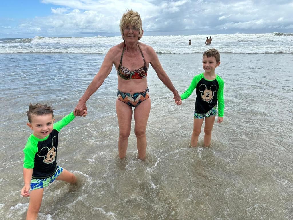 Praia de Itapoá com seus netos em 2024